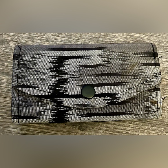 Simple Zig Zag Pattern Fabric Wallet - Multiple Pockets Gray and Black - Picture 9 of 9